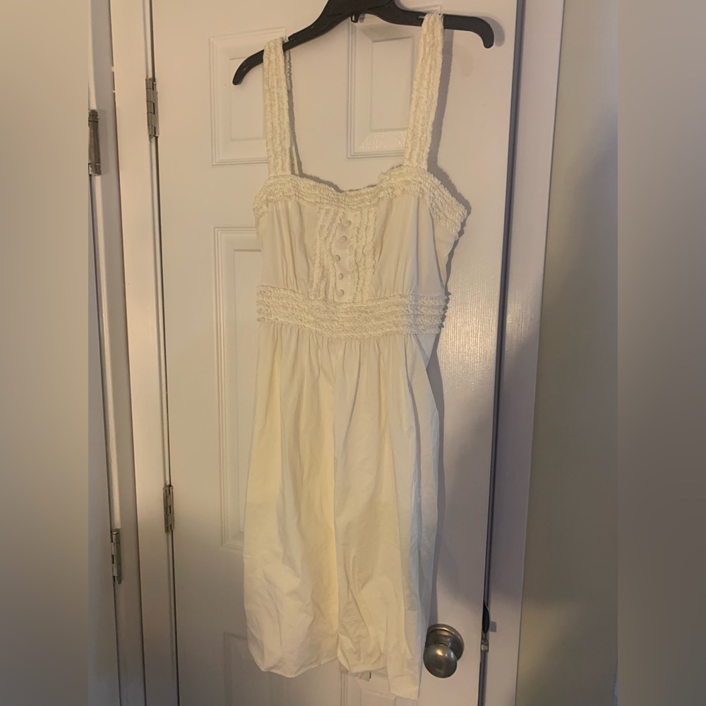 BCBGmaxazria white bubble bottom dress with ruffle detail and buttons - size M